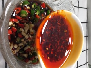 2、酸辣豆腐,准备一个小碗放入一勺蒜末，一勺青红椒丁，一勺酱油，一勺陈醋，盐，鸡精，白糖，一勺辣椒油搅匀备用钥匙