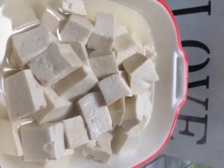 3、酸辣豆腐,煮熟的豆腐捞出加点汤