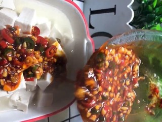 4、酸辣豆腐,倒入刚才调好的汁