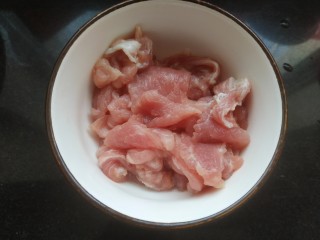 1、家常小炒菜,猪肉切片