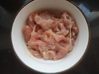 2、家常小炒菜,加入一勺生抽，一勺料酒，适量淀粉搅拌均匀