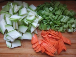 3、家常小炒菜,西葫芦切菱形片，胡萝卜切菱形片，芹菜切小段