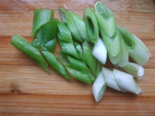 4、家常小炒菜,葱切片