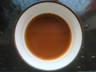 5、家常小炒菜,小碗中放入一勺料酒，一勺，一勺生抽，适量淀粉，适量清水，调匀