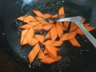 7、家常小炒菜,放入胡萝卜翻炒至断生