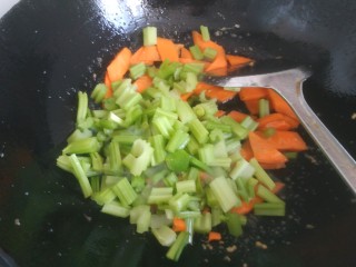 8、家常小炒菜,放入芹菜翻炒