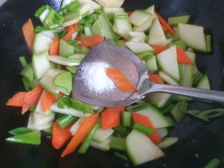 11、家常小炒菜,放入盐翻炒