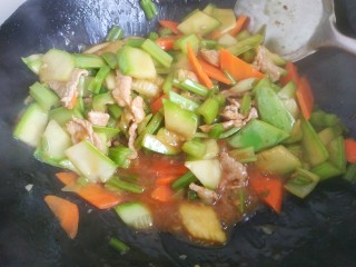 14、家常小炒菜,大火烧开翻炒均匀关火出锅