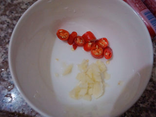 2、香肠炒蛋,还有少许蒜泥