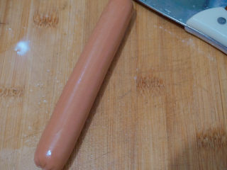 3、香肠炒蛋,准备好一条香肠啦