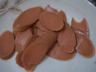 4、香肠炒蛋,将香肠切成薄片,备用