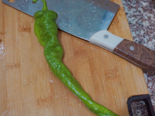 5、香肠炒蛋,准备好一条青椒