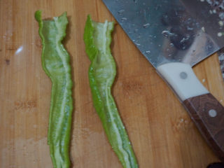 6、香肠炒蛋,将青椒的芯去掉