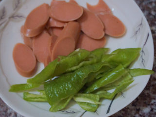 7、香肠炒蛋,后切成长条留着备用