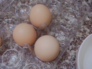 8、香肠炒蛋,还有就是准备两个鸡蛋啦