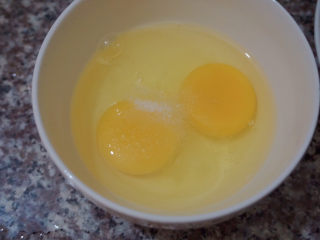 10、香肠炒蛋,蛋液中加入少许食盐