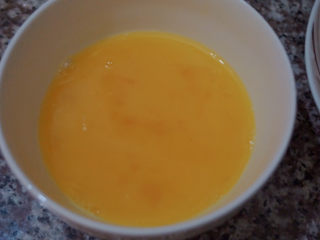 11、香肠炒蛋,搅拌均匀留着备用