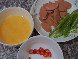 12、香肠炒蛋,这样前期准备就好啦