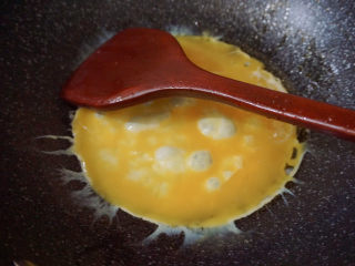 13、香肠炒蛋,热锅下油后倒入蛋液