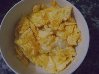 17、香肠炒蛋,放在碗里等待备用