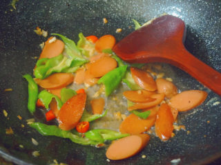 20、香肠炒蛋,还可以加点清水熬煮