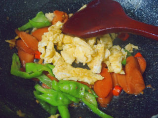 21、香肠炒蛋,最后倒入鸡蛋拌匀