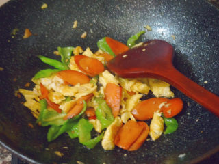 22、香肠炒蛋,这样就可以上锅啦,是不是很简单