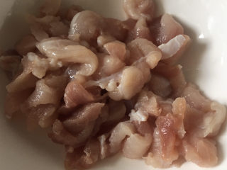 1、韭黄炒肉丝,准备肉丝适量