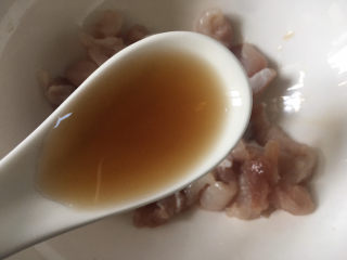 2、韭黄炒肉丝,加入一勺料酒