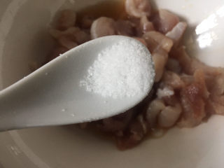 3、韭黄炒肉丝,少许的盐