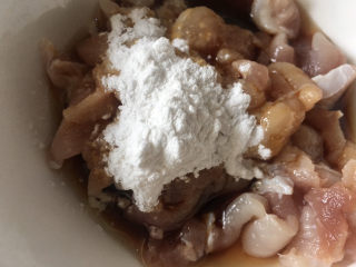 5、韭黄炒肉丝,加入一勺生粉