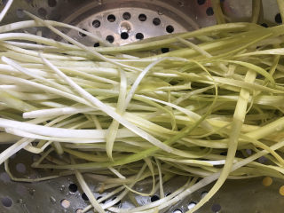 7、韭黄炒肉丝,韭黄清洗干净