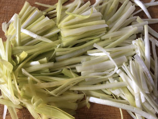 8、韭黄炒肉丝,韭黄切段