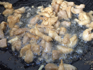 11、韭黄炒肉丝,加入肉丝翻炒片刻，然后盛出来