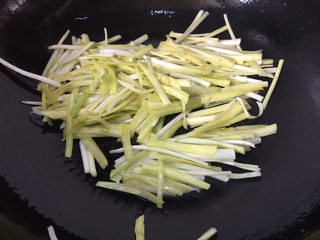 12、韭黄炒肉丝,锅里放入少许的盐，加入韭黄大火翻炒十几秒
