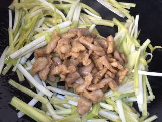 13、韭黄炒肉丝,加入肉丝翻炒片刻30秒