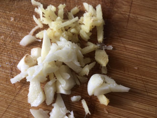 9、韭黄炒肉丝,大蒜切末，生姜切末