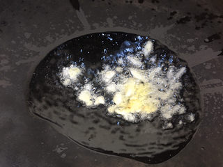 10、韭黄炒肉丝,锅里放油爆香姜蒜