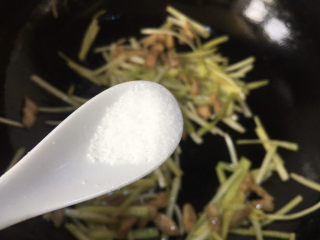 14、韭黄炒肉丝,加入盐翻炒均匀即可出锅