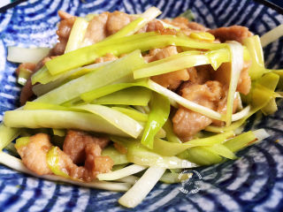 15、韭黄炒肉丝,盛出装盘