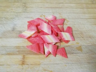 2、荷兰豆小炒,红萝卜洗干净切成片。