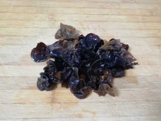 3、荷兰豆小炒,泡发好的木耳洗干净撕成片。