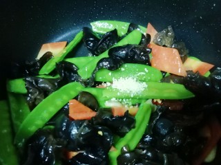 9、荷兰豆小炒,放鸡精翻炒均匀出锅。