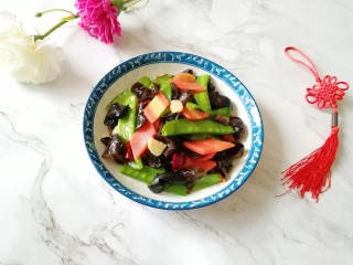 10、荷兰豆小炒,装盘。