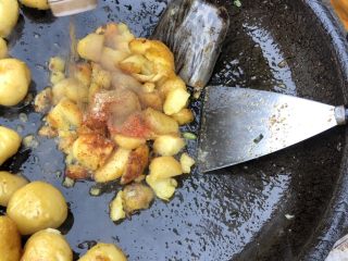 4、巫山特色小吃-炕洋芋,倒入适量孜然粉