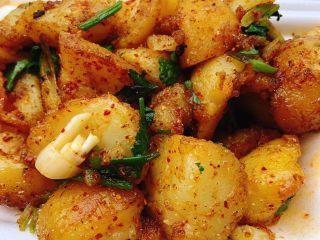 6、巫山特色小吃-炕洋芋,色泽金黄，超级诱人！