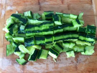 1、柠檬汁拌黄瓜,黄瓜清洗干净，把外皮刮成虎皮状，用刀背拍扁，再切成块。