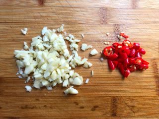 3、柠檬汁拌黄瓜,蒜头去皮清洗干净切蒜末，小米辣洗净切碎待用。