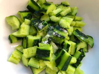 4、柠檬汁拌黄瓜,把拍好的黄瓜放入大碗里，加入一勺盐，搅拌均匀，腌制20分钟。