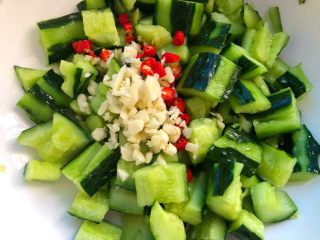 5、柠檬汁拌黄瓜,黄瓜腌制好以后，把腌出来的汁倒掉，放入蒜末和小米辣。